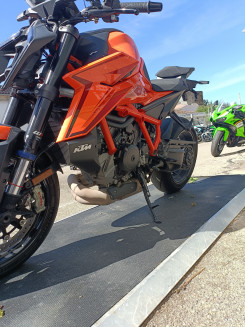 KTM SUPER DUKE 1390 R EVO 1ER MAIN A SASIR 